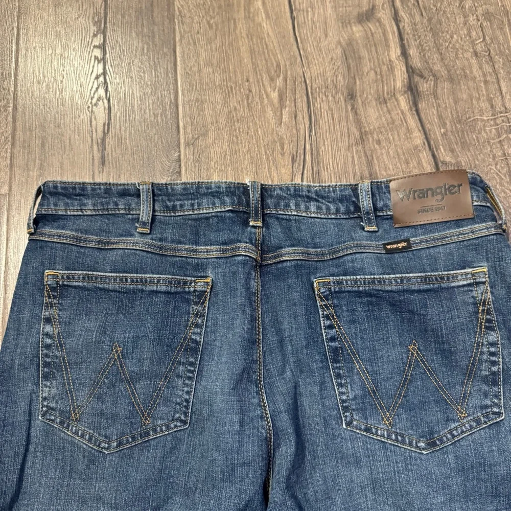 Wrangler peak comfort relaxed boot Men's Classic Blue Straight Jeans size 36x32 - Picture 13 of 15